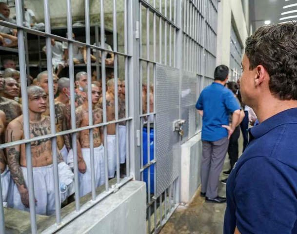 Maior das Américas, paredes lisas e luzes 24h: como é a megaprisão em El Salvador visitada por Nikolas Ferreira