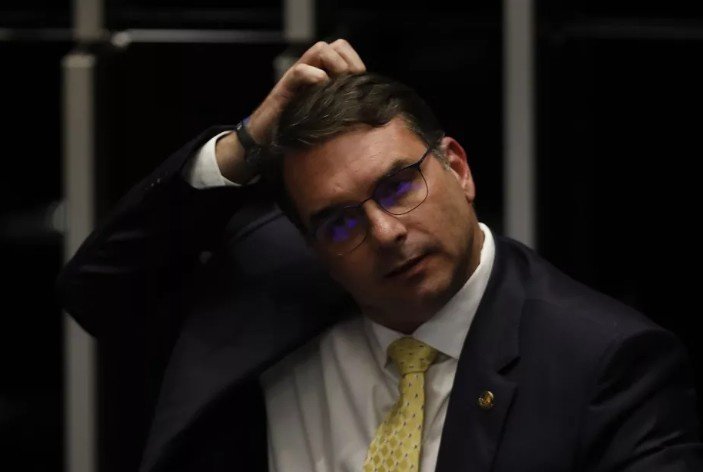 'Não sei se é bom ter Trump colado com minha imagem', diz Flávio Bolsonaro após EUA retirarem Moraes da Magnitsky