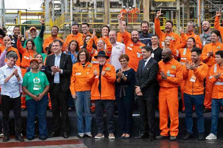 O presidente Luiz Inácio Lula da Silva, ao centro, posa com a presidente da Petrobras, Magda Chambriard, a esquerda, políticos e funcionários durante um evento na Refinaria Gabriel Passos, em Betim — Foto: Douglas MAGNO / AFP