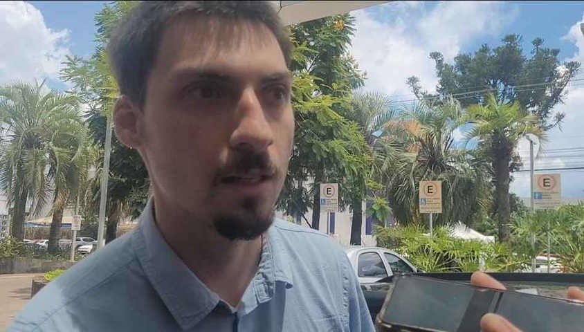 Em visita a Bolsonaro, Jair Renan diz que ex-presidente está em jejum e sonolento: 'Meu pai não está bem'