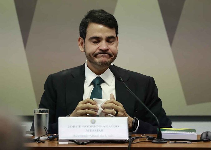 O Advogado Geral da União Jorge Messias, se emociona e usa lenço durante sabatina no Senado Federal — Foto: Cristiano Mariz/Agência O Globo