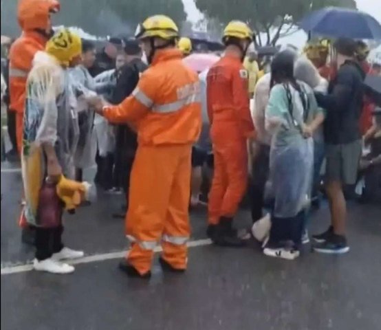 Bombeiros foram acionados após queda de raio nas proximidades de ato de apoiadores de Bolsonaro — Foto: Reprodução/redes sociais