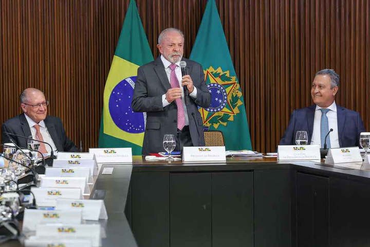 O presidente Luiz Inácio Lula da Silva (c), vice-presidente Geraldo Alckmin (e) e o ministro da Casa Civel, Rui Costa (d), durante reunião ministerial no palácio do Planalto — Foto: Fabio Rodrigues-Pozzebom/Agência Brasil