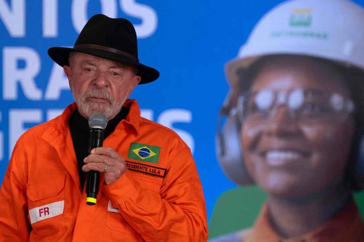 O presidente falou sobre os investimentos da Petrobrás na refinaria Gabriel Passos — Foto: Douglas MAGNO / AFP