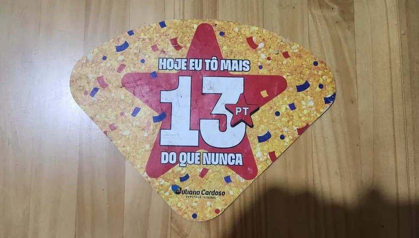 Leque que expõe número do PT nas urnas foi distribuído durante blocos de Carnaval no Centro de São Paulo neste sábado (14) — Foto: Hyndara Freitas/O Globo