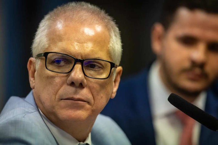 Defesa de ex-presidente do INSS contesta acusações e critica prisão