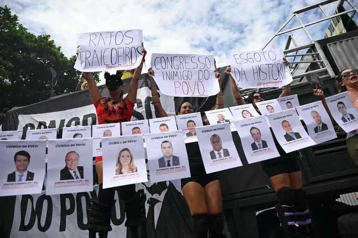 Críticas ao Congresso no Rio de Janeiro — Foto: Mauro Pimentel/AFP