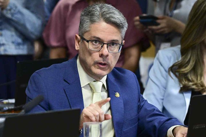 Senador protocola pedido de CPI para investigar Moraes e Toffoli com 8 assinaturas a mais do que o necessário