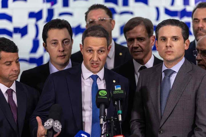 Deputados que se dividem com outros cargos levam a alta de pedidos de licença e ‘mandatos express’