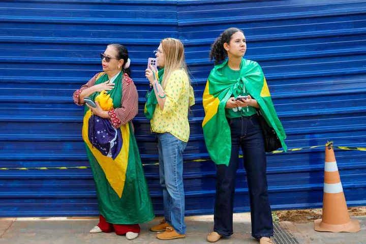 Apoiadores esperam o ex-presidente sair do hospital — Foto: Sergio Lima / AFP