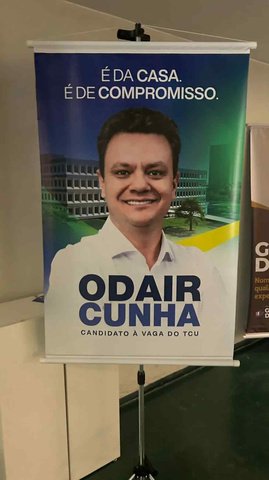 Banner do deputado Odair Cunha, candidato a uma vaga no TCU — Foto: Letícia Pille