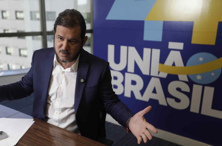 'Só passei na frente', diz presidente do União Brasil sobre 'farra do uísque' paga por Vorcaro em Nova York