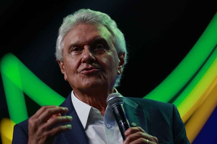 Após ataques a Flávio, Caiado intensifica estratégia de se opor ao bolsonarismo mirando também Eduardo