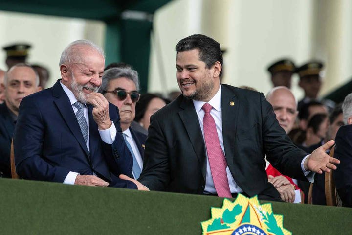 Lula deve ter nova conversa com Alcolumbre antes de enviar indicação de Messias para o STF