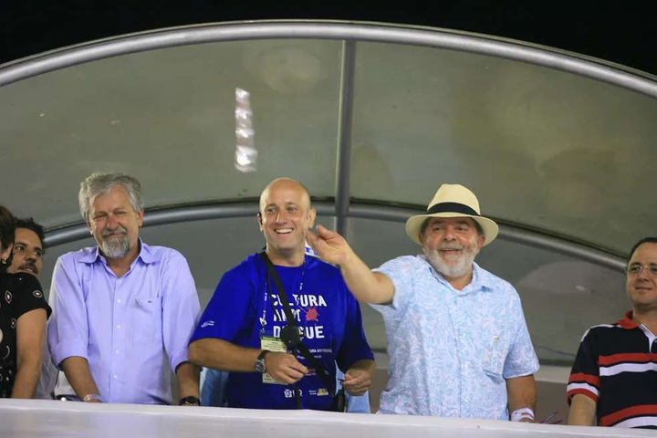 Lula distribuindo camisinhas na Sapucaí em 2009 — Foto: Leonardo Aversa