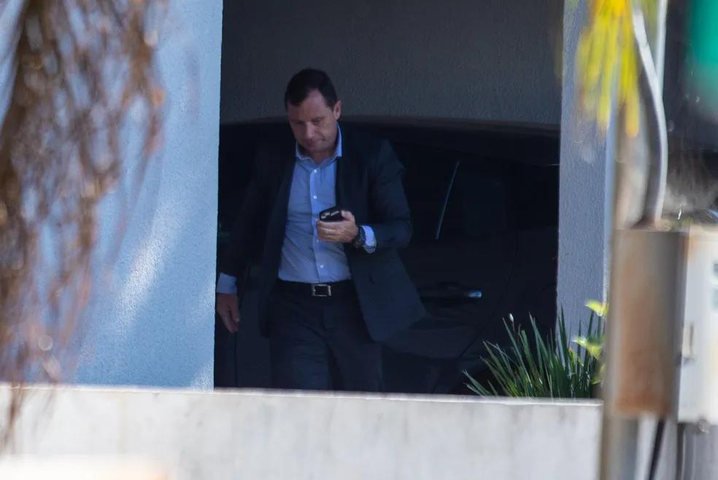 Mauro Cid chega em sua casa no Setor Urbano Militar, em Brasília. Após prestar depoimento à Polícia Federal. — Foto: Brenno Carvalho / Agência O Globo