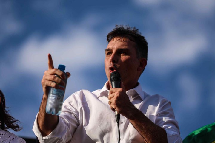 Flávio critica decisão de Moraes, pede volta à prisão domiciliar e diz que Bolsonaro está 'abalado'