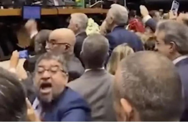 Quaquá agrediu o bolsonarista durante a sessão de promulgação da Reforma Tributária no plenário da Câmara, em julho de 2024 — Foto: Reprodução