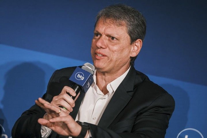 'Quem tem que comentar e já vem comentando é ele’, diz Tarcísio sobre vice investigado
