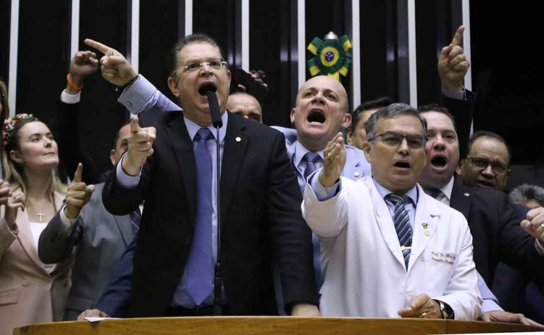 Líder do PL apoia projeto de redução de penas que pode beneficiar Bolsonaro e diz que não incluirá anistia