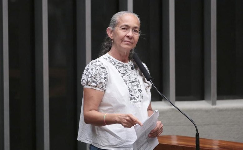 Ex-aliada de Lula, Heloísa Helena toma posse na Câmara e promete não se alinhar ao governo
