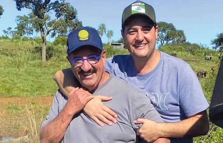 O governador do Paraná, Ratinho Junior, ao lado do pai — Foto: Reprodução