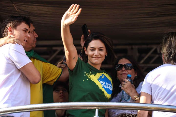 Michelle não estava em casa quando Bolsonaro foi preso e se pronuncia nas redes com trecho bíblico: 'Não vamos desistir da nossa nação'