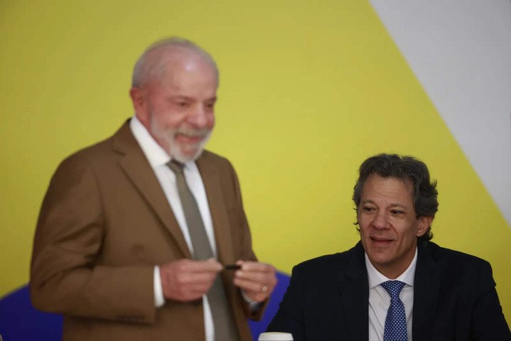 Presidente Lula e o ministro Fernando Haddad se reúnem em coletiva sobre medidas para reduzir o impacto da oscilação do preço internacional do petróleo sobre o diesel no Brasil — Foto: Cristiano Mariz/Agência O Globo
