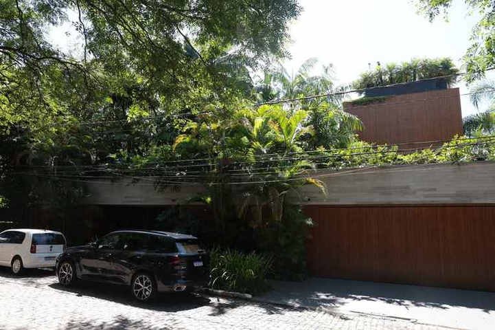 Um dos endereços ligado a Vorcaro, em Jardim América, onde a PF esteve hoje. — Foto: Maria Isabel Oliveira / Agência O Globo