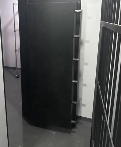 Porta da "sala secreta" — Foto: Reprodução / Jornal Nacional