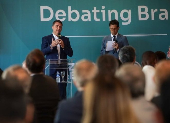 Após citar dado falso sobre urna a diplomatas, Flávio diz que 'não coloca em dúvida o processo eleitoral brasileiro'