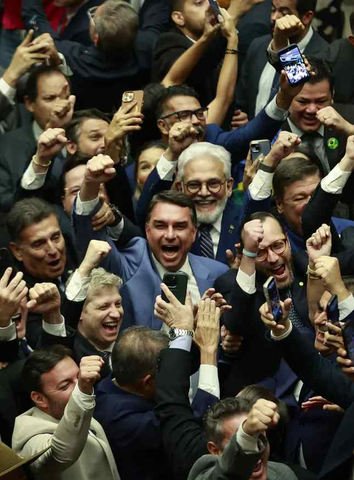 Senador Flávio Bolsonaro e congressistas da oposição comemoram nova derrota do governo Lula — Foto: Cristiano Mariz / O Globo