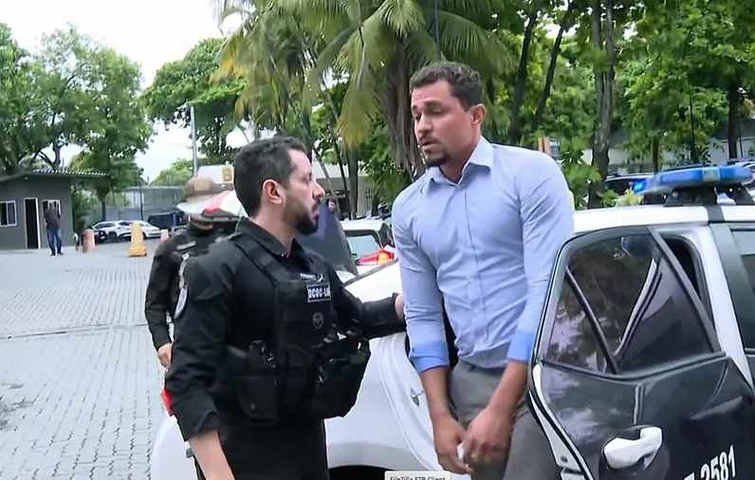 O vereador Salvino Oliveira (PSD) chega à Cidade da Polícia, logo após ser ser preso em casa na manhã de quarta-feira: Justiça mantém prisão — Foto: Reprodução/TV Globo