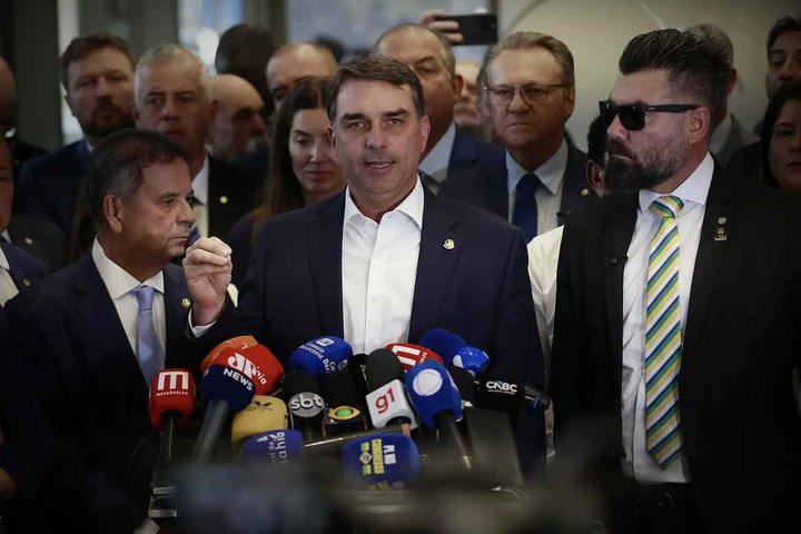 Senador Flávio Bolsonaro faz pronunciamento em meio a crise de denúncias envolvendo Daniel Vorcaro, dono do banco Master — Foto: Cristiano Mariz / Agência O Globo