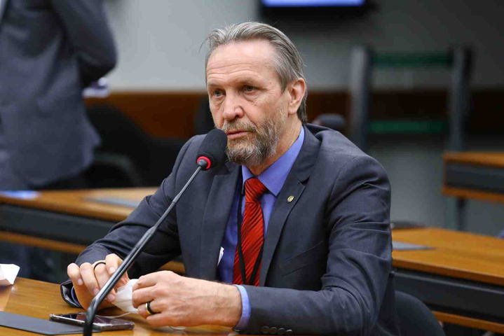 Líder do PT na Câmara desmaia em reunião e votações do dia são canceladas