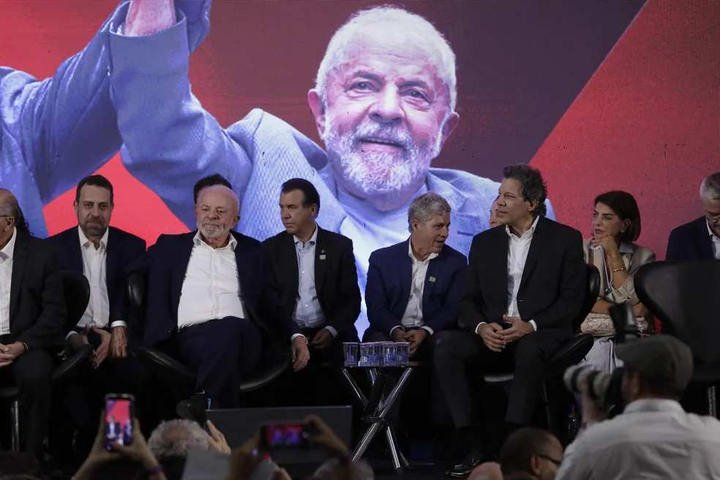 Lula, Haddad e ministros no lançamento da candidatura ao governo de SP — Foto: Edilson Dantas / O Globo