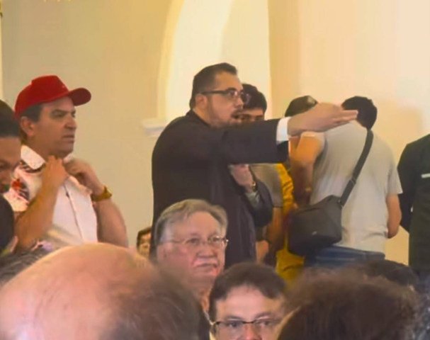 'Igreja não é lugar para politicagem': diácono repreende fiéis em missa com presença de Ciro Gomes e Elmano de Freitas