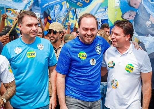 Carlos Bolsonaro diz que Flávio se apoia em quem 'oferece discursos ilusórios' e critica: 'Está mordendo a isca'