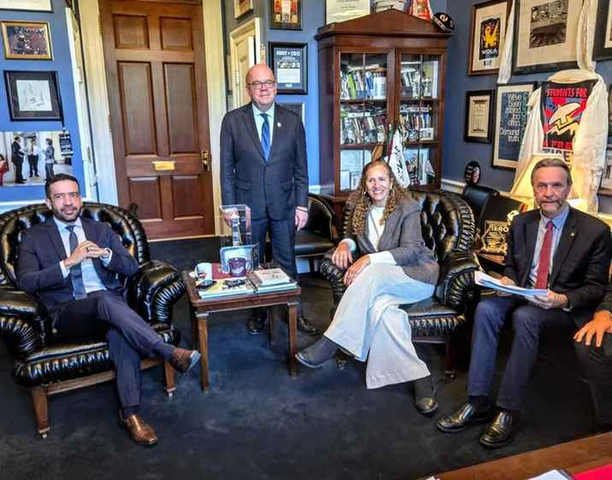 Os parlamentares brasileiros com o deputado americano Jim McGovern — Foto: Divulgação