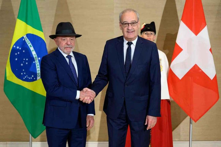 O presidente Luiz Inácio Lula da Silva com o presidente da Suíça, Guy Parmelin — Foto: LAURENT GILLIERON / POOL / AFP
