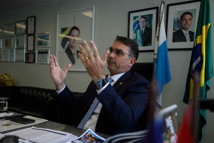 Ex-assessora de Flávio Bolsonaro é denunciada por suspeita de lavar dinheiro do filho, líder do Escritório do Crime