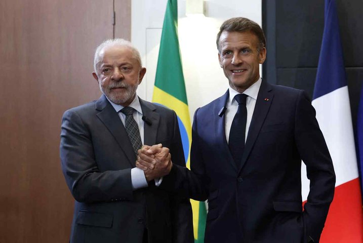Lula se encontra com Macron durante cúpula do G7 — Foto: Yoan VALAT / POOL / AFP
