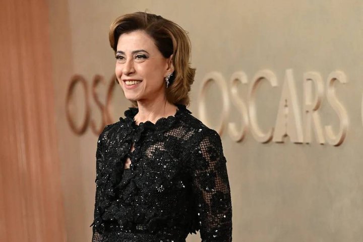 Fernanda Torres no tapete vermelho do Oscar 2025 — Foto: Robyn Beck/AFP