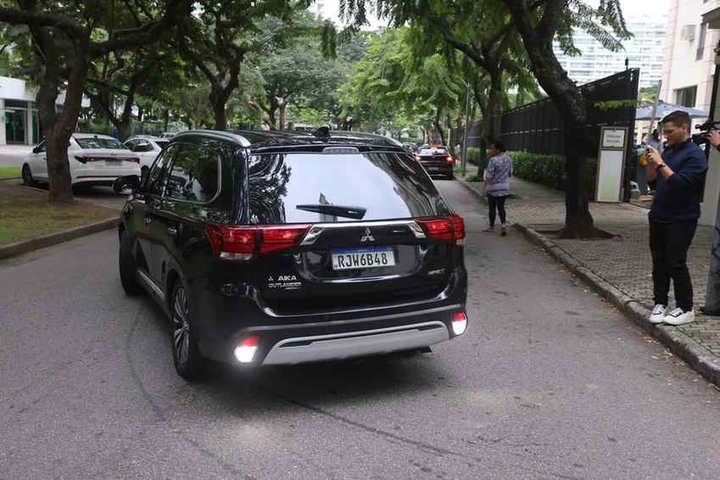Cláudio Castro é alvo de buscas pela PF em investigação contra aportes do Rioprevidência no Banco Master - Carro preto da PF descaracterizado no condomínio — Foto: Fabiano Rocha / Agência O Globo