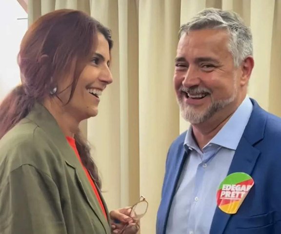 Manuela D'Ávila e Paulo Pimenta em evento do PT, em Porto Alegre, neste domingo (30/11) — Foto: Reprodução/Instagram