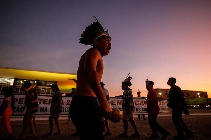 Indígenas fazem ato a favor da Demarcação de Terras Indígenas em frente ao STF — Foto: Brenno Carvalho / Agência O Globo