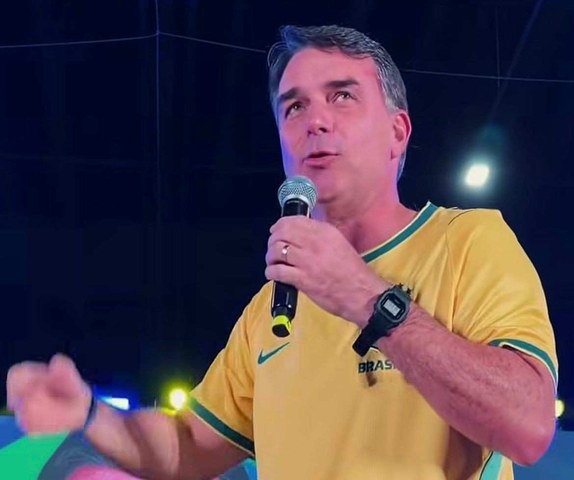 Moraes dá dez dias para PF ouvir depoimento de Flávio sobre suposta calúnia contra Lula