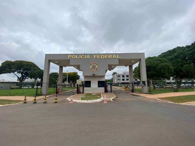 PM usa spray de pimenta para separar briga após estouro de champanhe onde Bolsonaro está preso em Brasília; veja vídeo