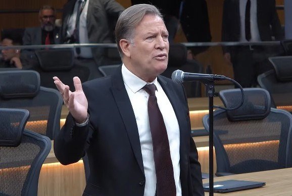 Deputado do PL pede para andar armado no plenário após briga com parlamentar do mesmo partido