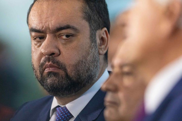 Castro tem saída do cargo indefinida diante de incertezas políticas e jurídicas